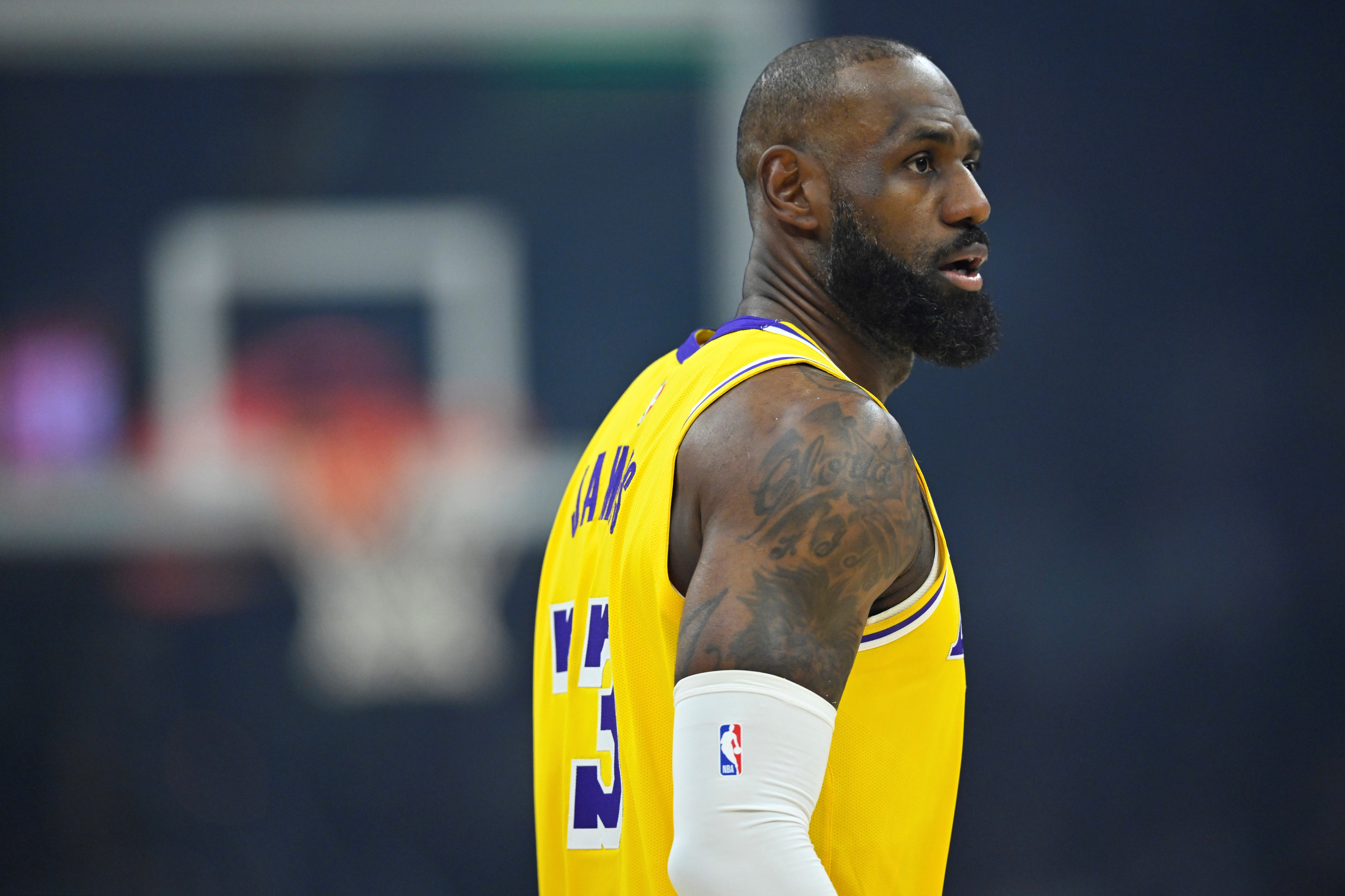 詹姆斯今日8次失误!追平了本赛季个人单场最高失误数!