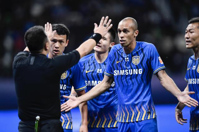 杏彩体育官方-米兰达想解约无奈下家难寻 巴甲豪门让他大幅降薪